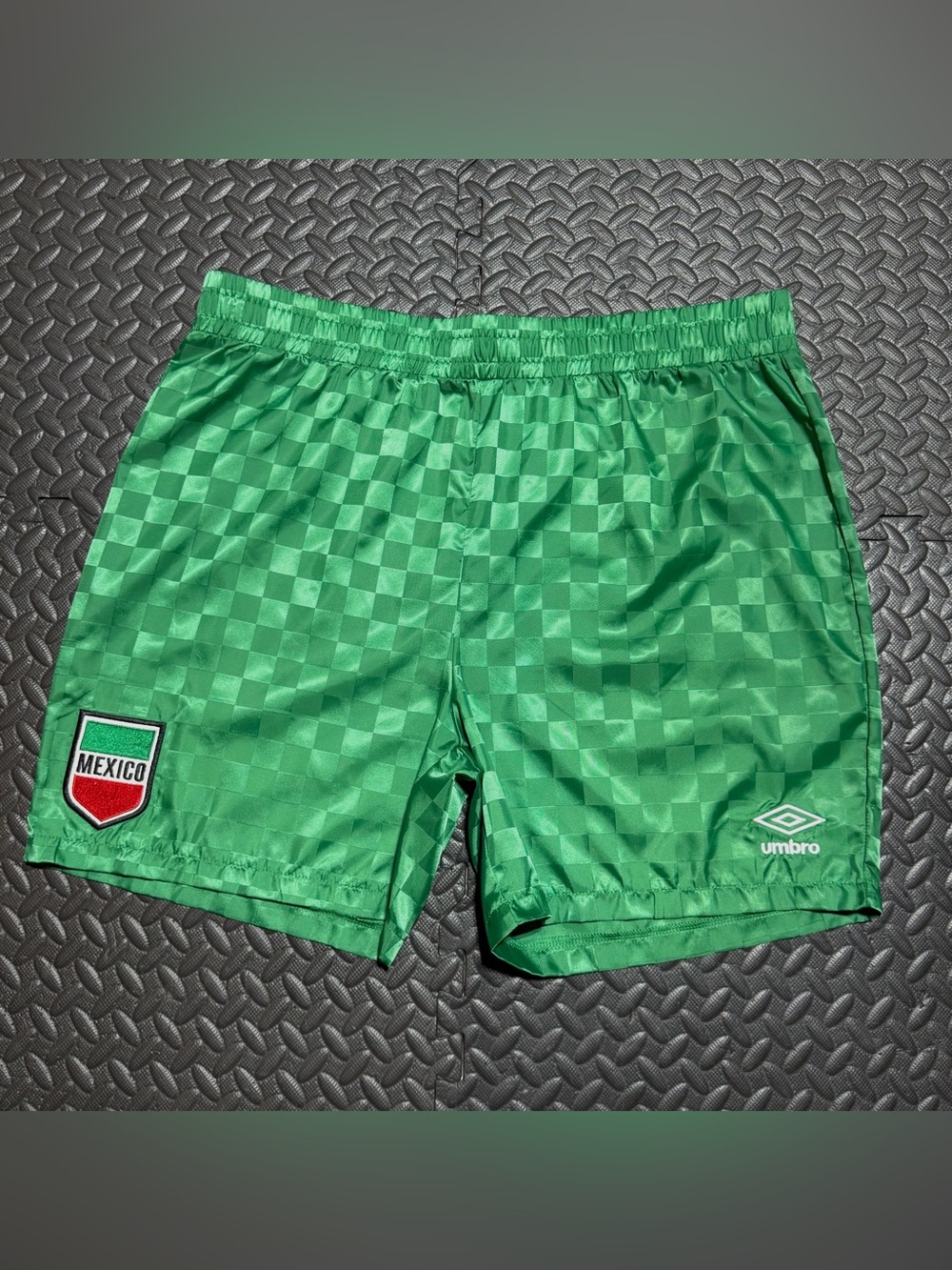 Umbro Mexico Soccer Checkered Shorts Green Vintage Style Shiny Mens Large NEW